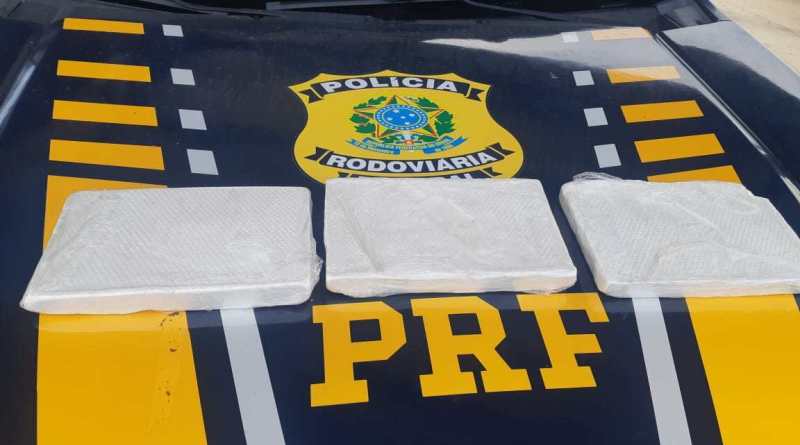 VÍDEO: PRF acha cocaína em painel de carro na BR-101; homem é preso