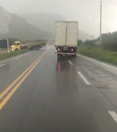 VÍDEO: Motorista perde o controle de caminhão e capota várias vezes no RN