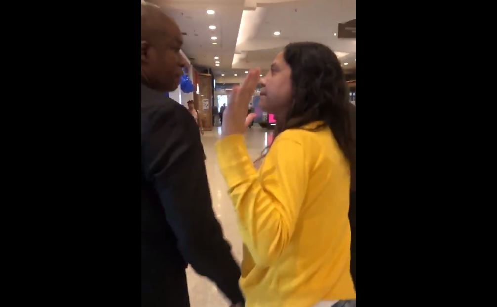 Mulher é presa em flagrante após xingar negra de "macaca" em shopping do RJ