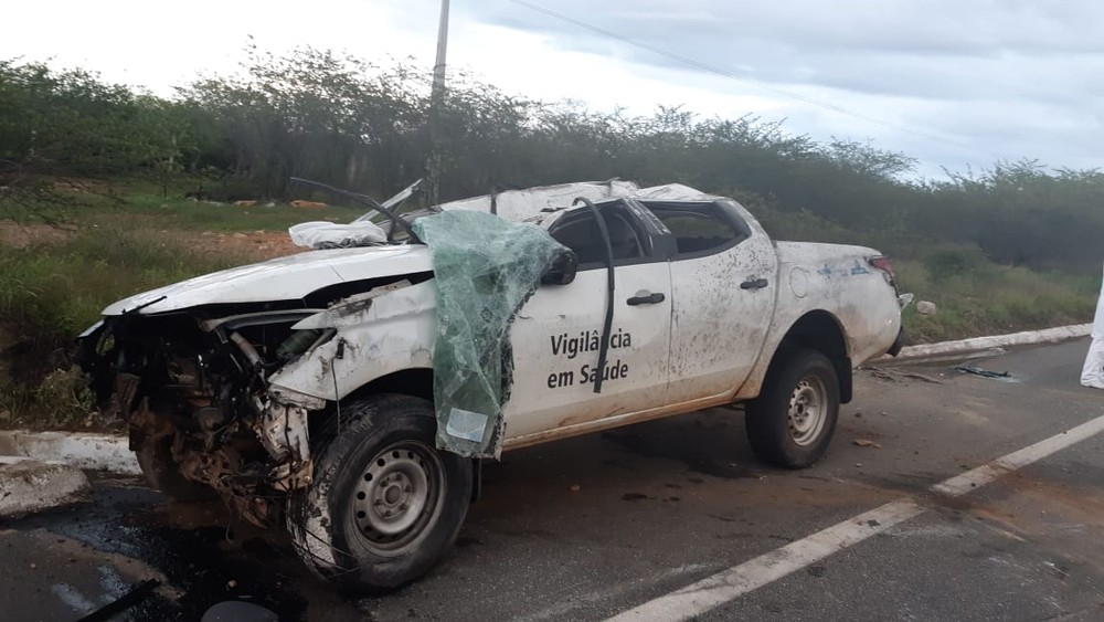 Caminhonete de órgão público capota e passageiros ficam feridos no RN