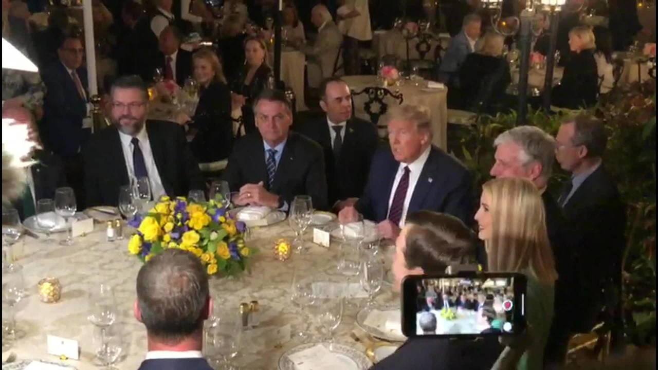 Trump elogia ‘virada’ de Bolsonaro no Brasil, durante jantar em seu resort
