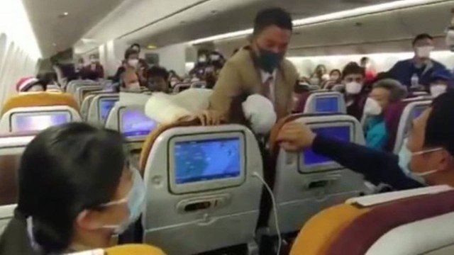VÍDEO: Passageira recebe mata-leão por tossir em comissários de bordo em avião