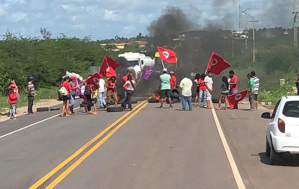 MST interdita duas rodovias no RN