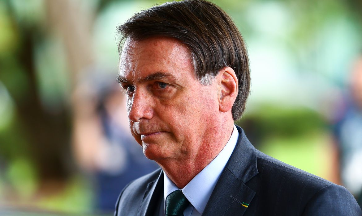 Bolsonaro lamenta não haver prisão perpétua para trans que matou criança