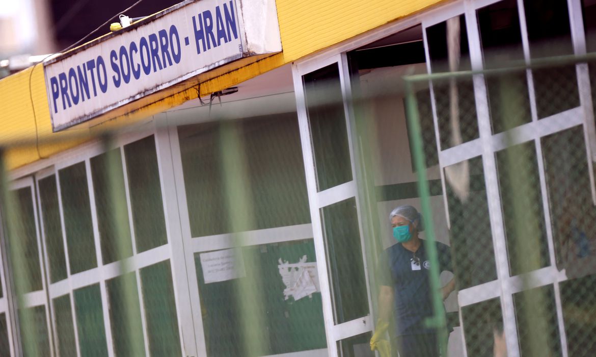 Governo Bolsonaro vai contratar mais 5 mil médicos para combate ao coronavírus