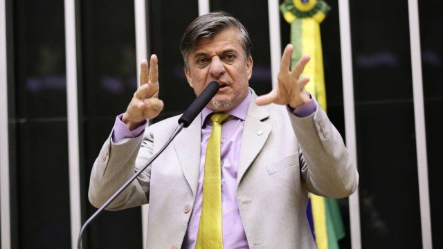 Deputado propõe que políticos tenham as mãos amputadas em casos de corrupção