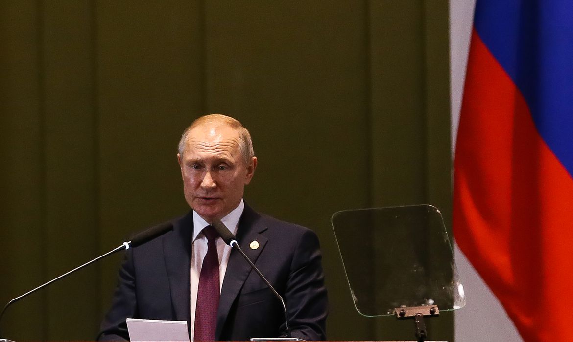 Parlamento russo aprova lei que permite continuidade de Putin