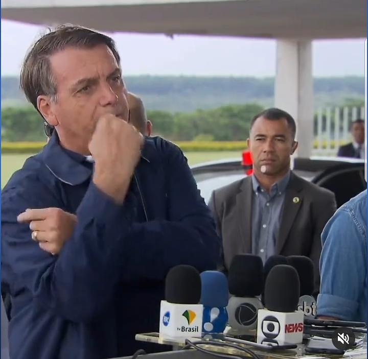Bolsonaro diz que teste deu negativo e dá "banana" para o coronavírus; veja