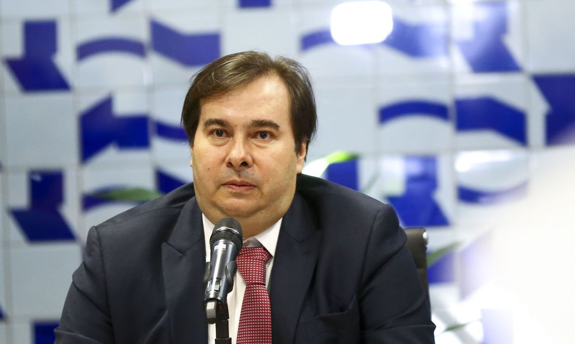 Maia diz que votará em plenário matérias relacionadas ao coronavírus