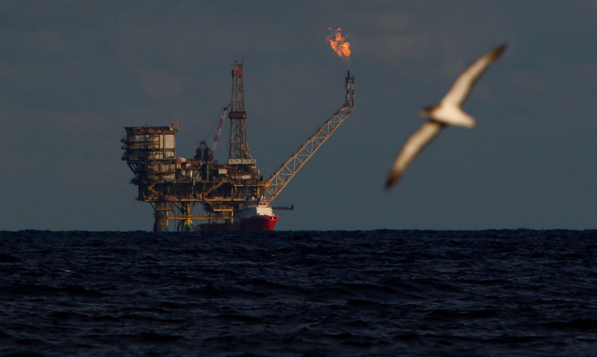 Cotações internacionais de petróleo caem abaixo de US$ 30/barril