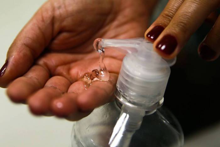 MP recomenda a estabelecimentos que não aumentem preços de álcool gel e máscaras
