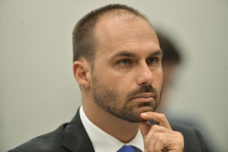 Embaixada da China rebate Eduardo Bolsonaro: 'Contraiu vírus mental