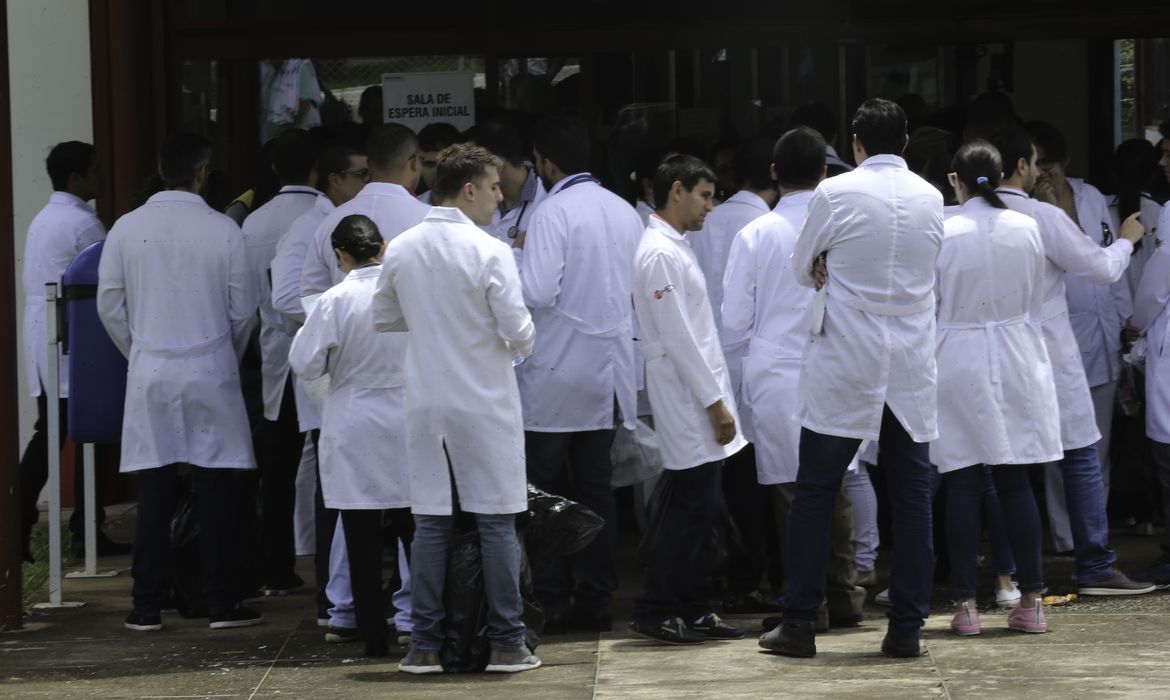MEC autoriza que estudantes da saúde atuem no combate ao Covid-19