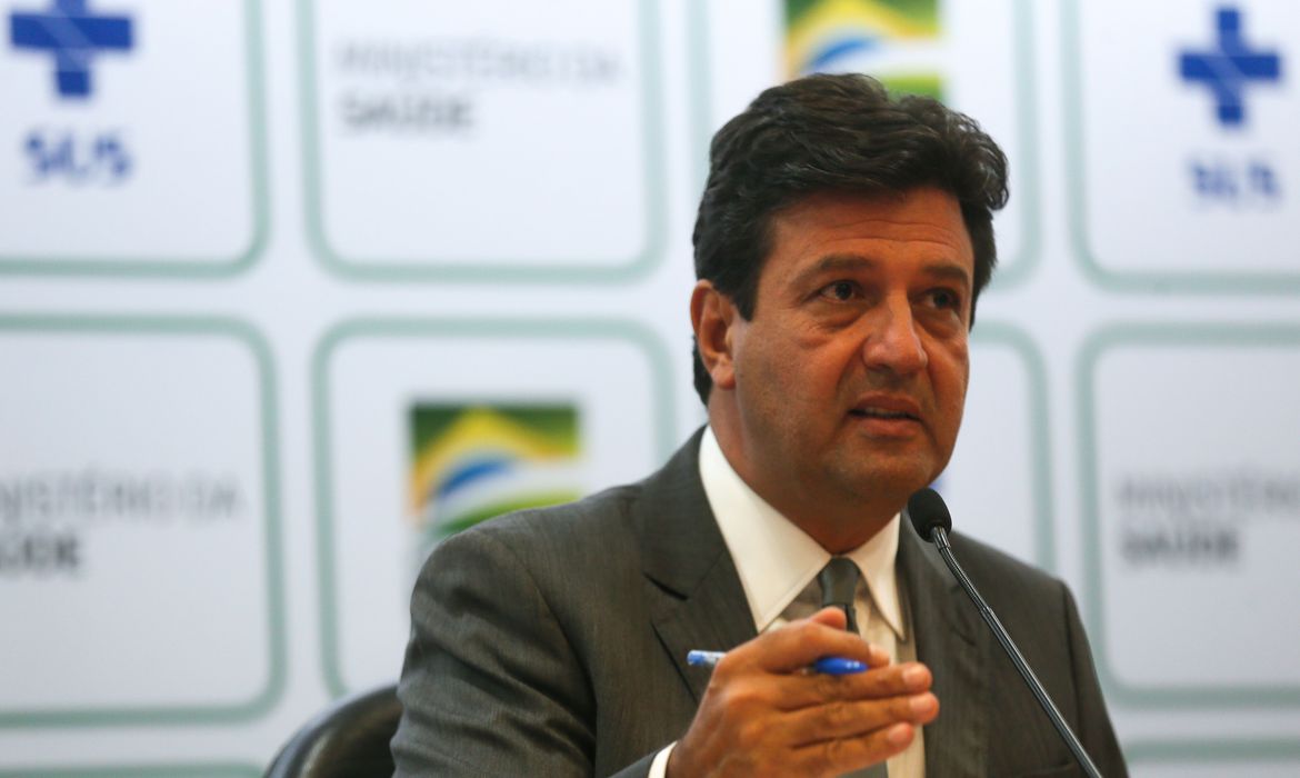 Sistema de saúde pode entrar em colapso no próximo mês, diz ministro