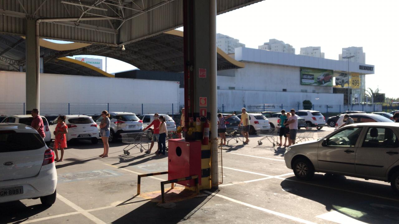Supermercado tem fila de clientes na porta no primeiro dia de decreto no RN
