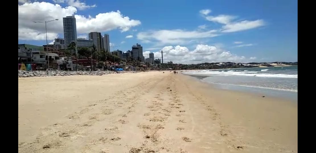 VÍDEO: Praia mais famosa de Natal fica vazia em domingo de isolamento; assista