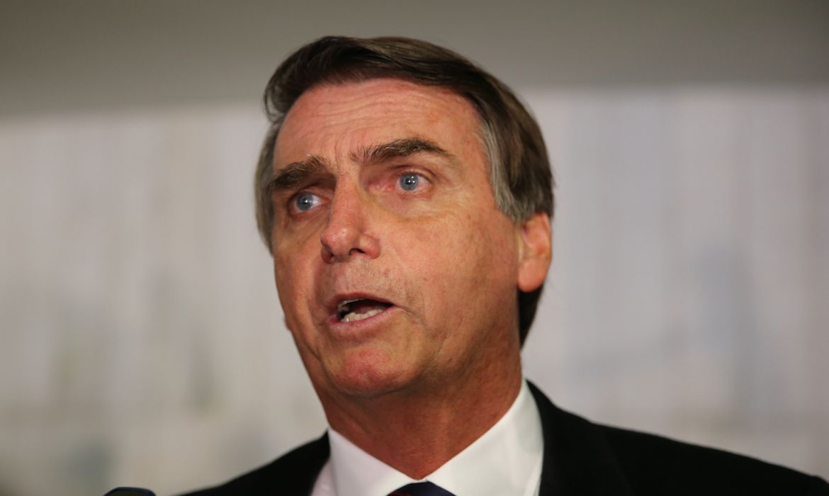 Bolsonaro revoga trecho de MP que previa suspensão de contratos por 4 meses