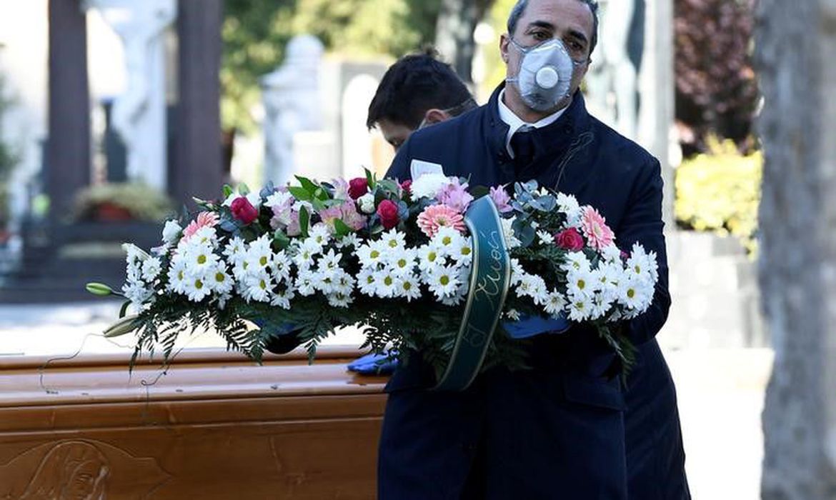 Covid-19: cemitérios e funerárias se preparam para aumento da demanda no Brasil