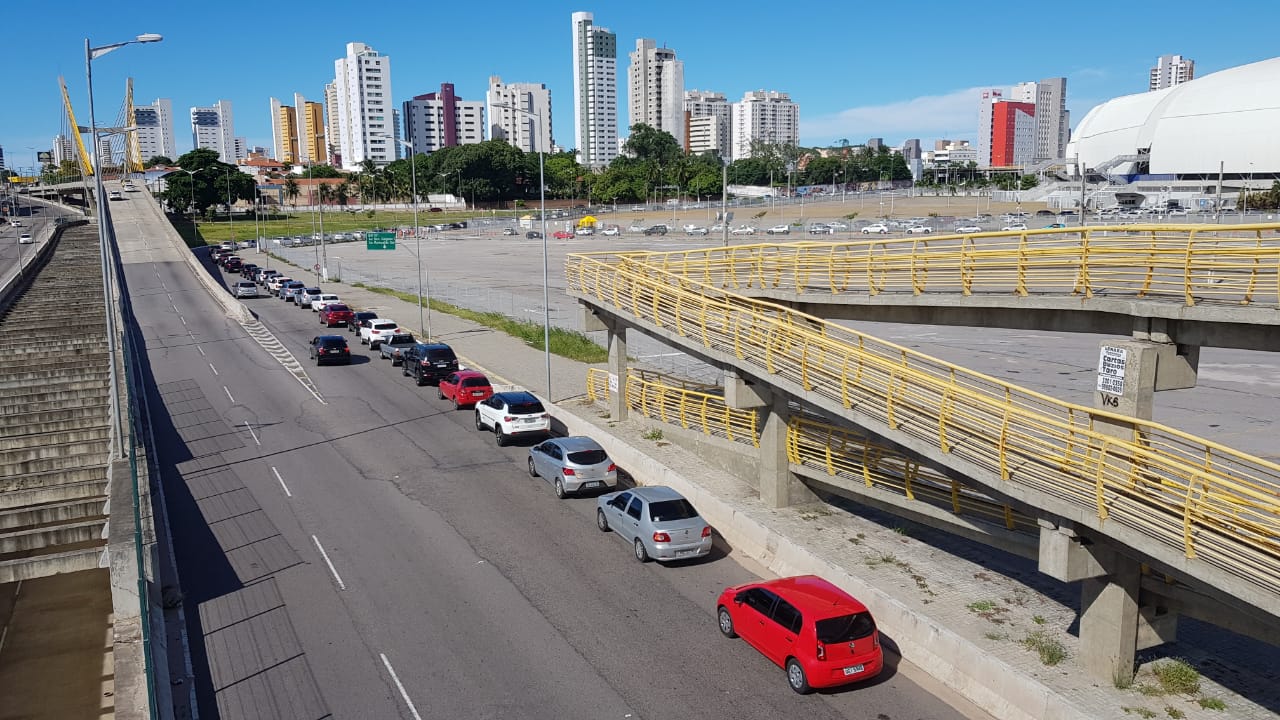 Drive thru para vacinar idosos tem fila quilométrica no Arena das Dunas; veja