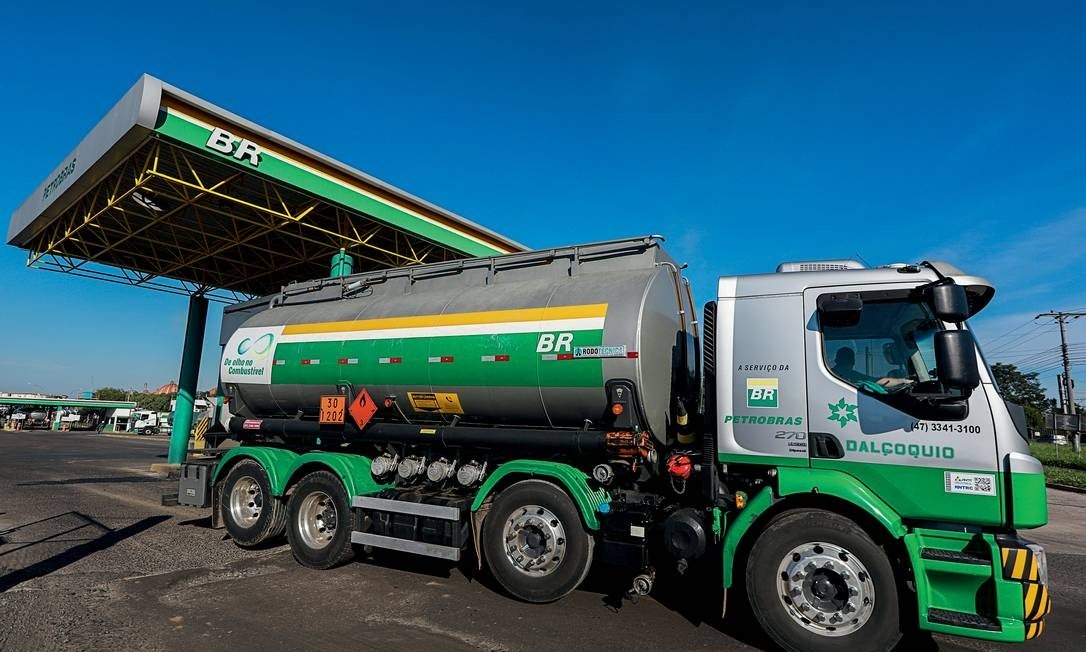Petrobras reduz preço da gasolina em 15% a partir desta quarta-feira