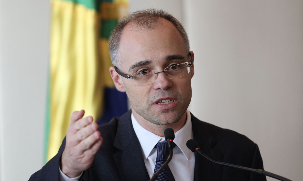 AGU recorre de decisão do STF que dá poder a estados para impor quarentena
