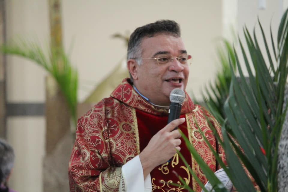 VÍDEO: Padre leva Santíssimo pelas ruas de Natal em cima de caminhoneta; assista