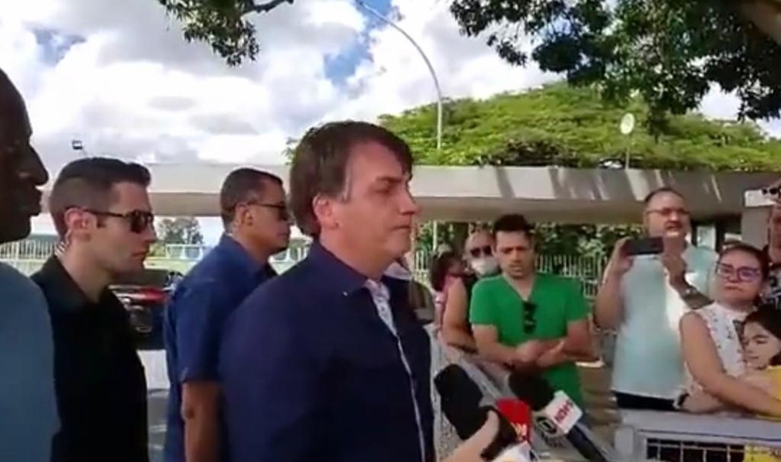 Bolsonaro: Temos que enfrentar o vírus como homem e todos morreremos um dia