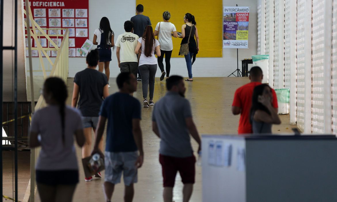 Bolsonaro suspende dias mínimos de aula no ano, mas mantém carga horária