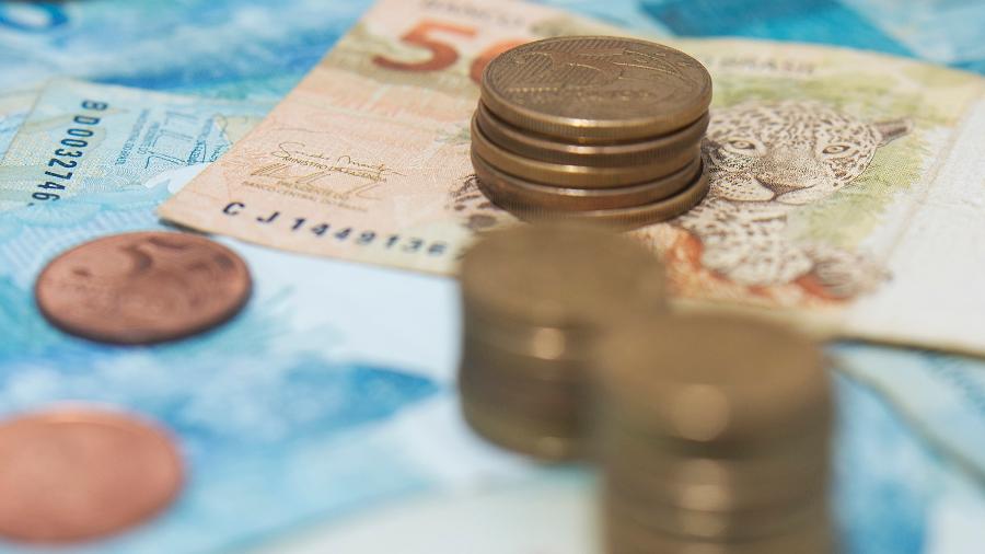 Senado propõe auxílio mensal de R$ 3.135 a empregados com carteira assinada