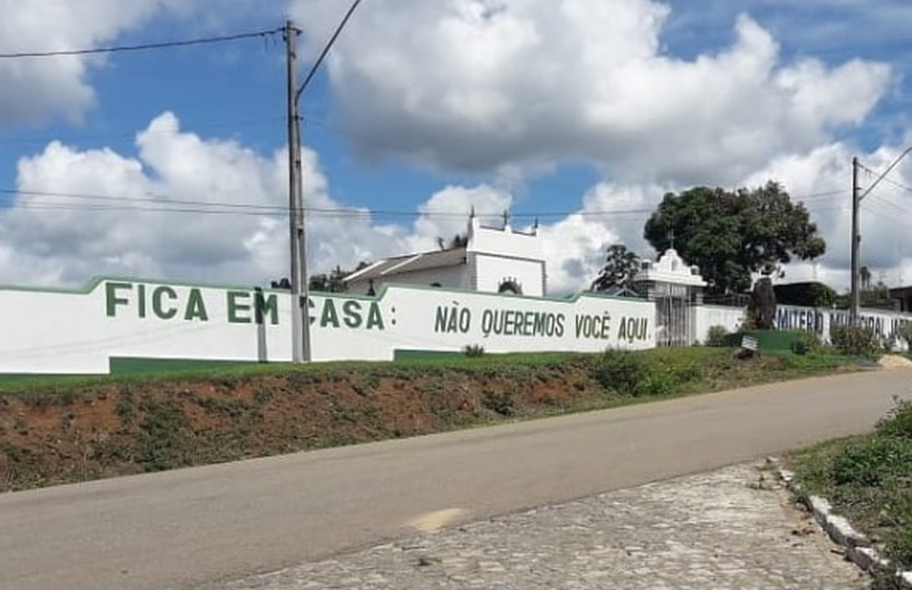 'Fique em casa! Não queremos você aqui', escreve prefeitura em muro de cemitério