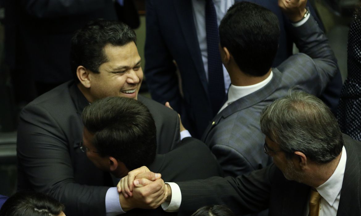 Após vencer Covid-19, presidente do Senado faz alerta e apoia isolamento social