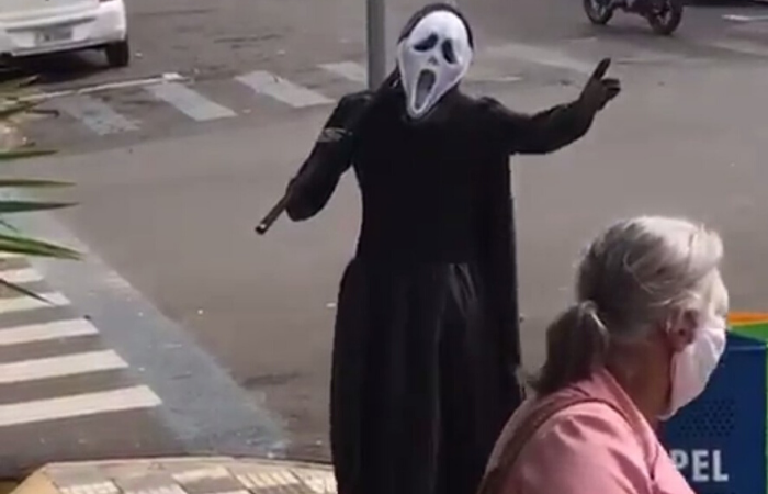 Homem usa fantasia da Morte para 'expulsar' idosos das ruas
