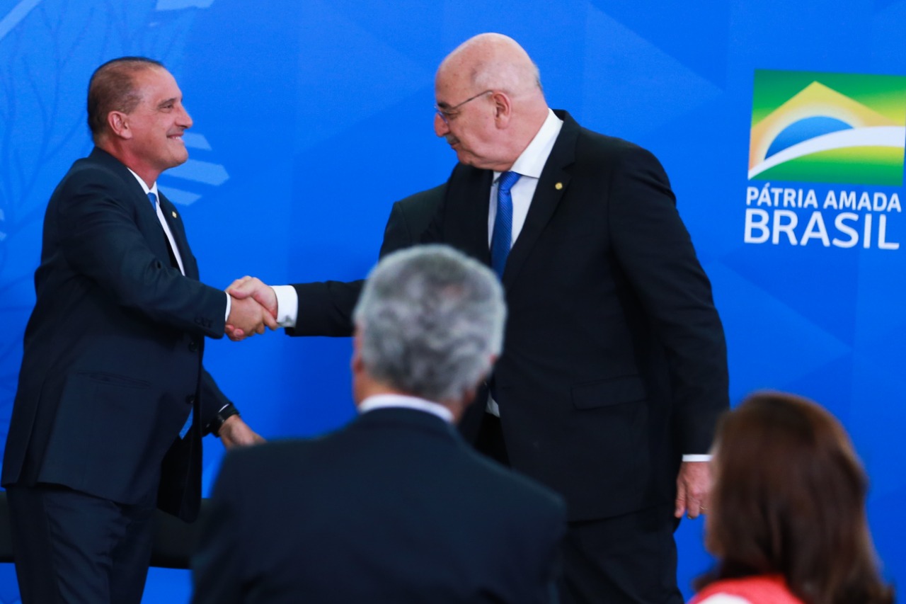 Ministro de Bolsonaro e deputado são flagrados discutindo saída de Mandetta
