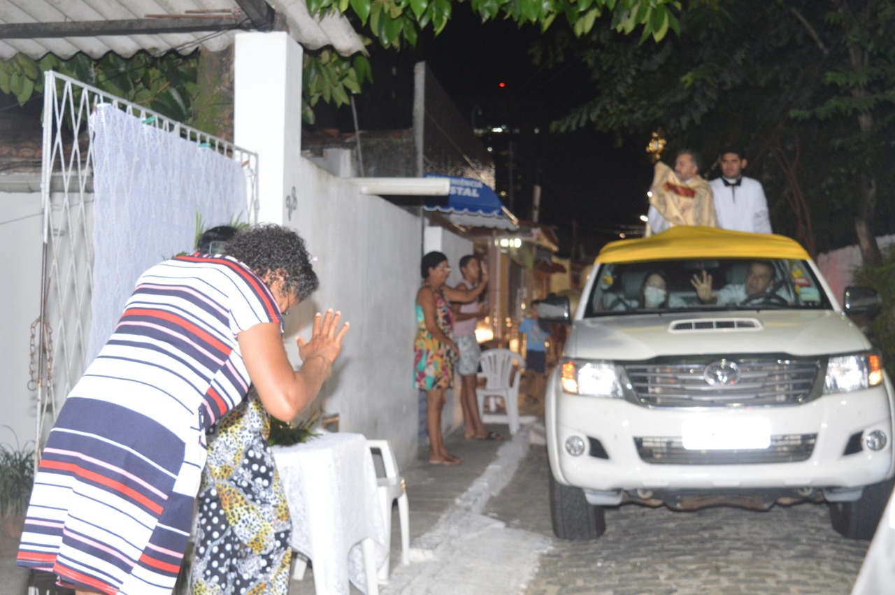 Vídeo: Em cima de carro, padre faz cerimônia religiosa pelas ruas de Natal