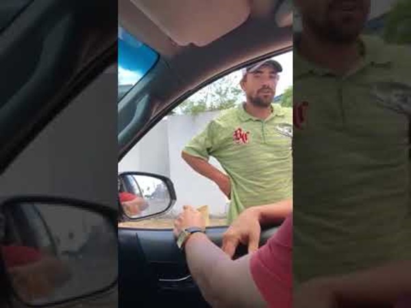 VÍDEO: Empresário finge dar dinheiro e agride morador de rua com tapa