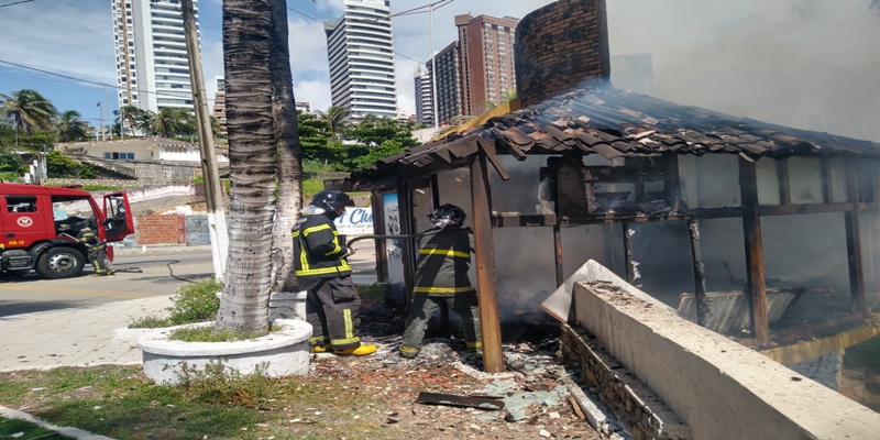 Quiosque na Praia do Meio sofre incêndio criminoso