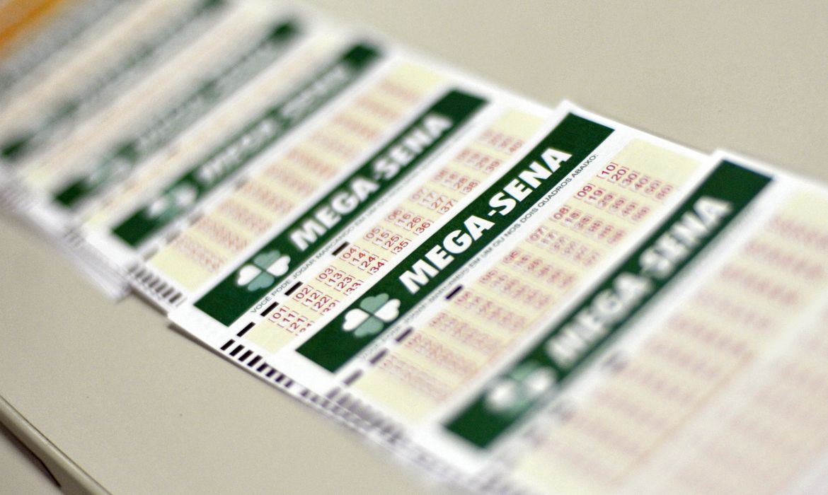 Mega-Sena acumula e vai pagar R$ 15 milhões quarta-feira; veja números