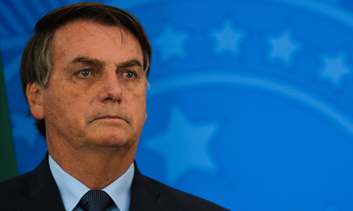 "País precisa ser informado do que está acontecendo sem pânico", diz Bolsonaro