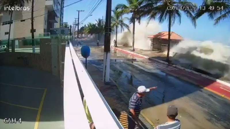 VÍDEO: Onda ‘gigante’ arrasta pai e filha em São Paulo; assista