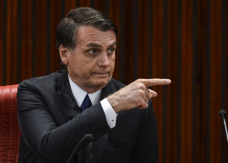 Câmara dá 30 dias para Bolsonaro apresentar exames do coronavírus