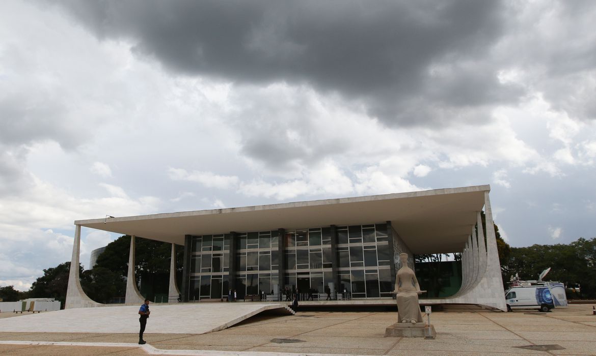 Governadores e prefeitos podem impor medidas de isolamento, decide STF