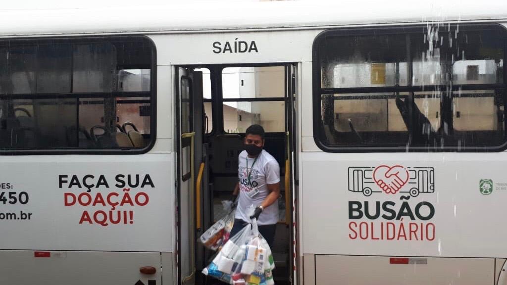 Busão Solidário do Seturn entrega cestas básicas para artistas de Natal