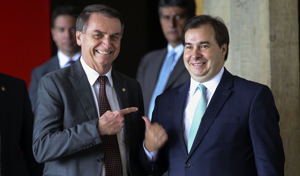 Bolsonaro critica Rodrigo Maia: “Parece que a intenção é me tirar do governo”