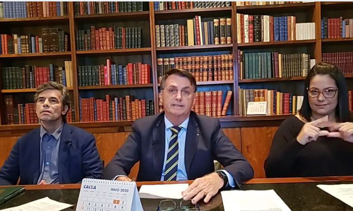 Ao lado de novo ministro, Bolsonaro defende retomada das atividades no Brasil
