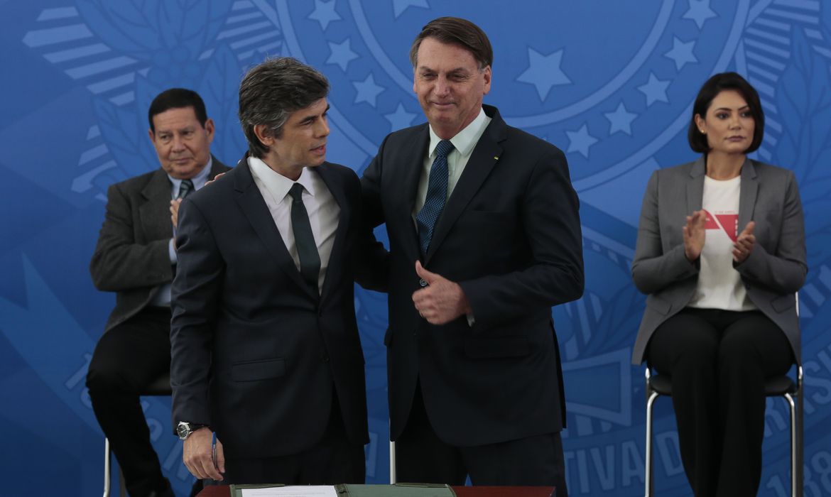 Bolsonaro pede a novo ministro alternativa para poupar vidas e evitar desemprego