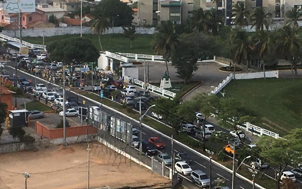 VÍDEO: Carreata em Natal pede fim da quarentena e reabertura do comércio; veja