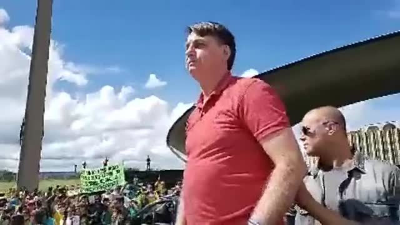 VÍDEO: "Não queremos negociar nada", diz Bolsonaro em ato pelo fim do isolamento