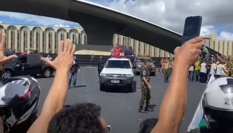 Apoiadores de Bolsonaro pedem AI-5. “Assustador”, diz Barroso