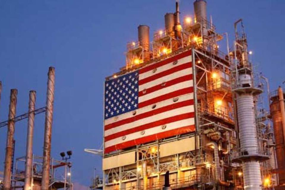 Preços do petróleo colapsam nos EUA e fecham em nível negativo