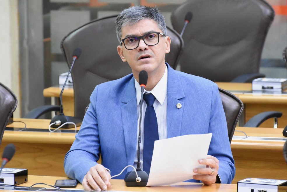 Deputado cobra de Fátima redução de cargos para evitar falência do Estado
